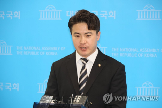 오영환 더불어민주당 의원이 지난 10일 오전 국회에서 기자회견을 열고 22대 총선 불출마 선언 후 취재진 질문에 답하고 있다.<연합뉴스>